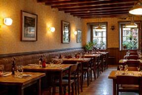 Salle conviviale du Bistro du Rhône